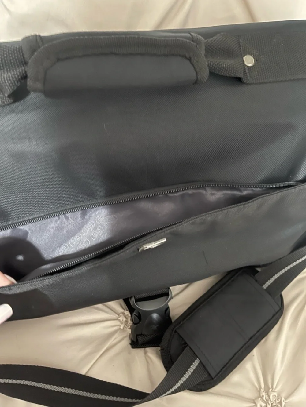 Solo Black Messenger Bag - Sleek Commuter Briefcase